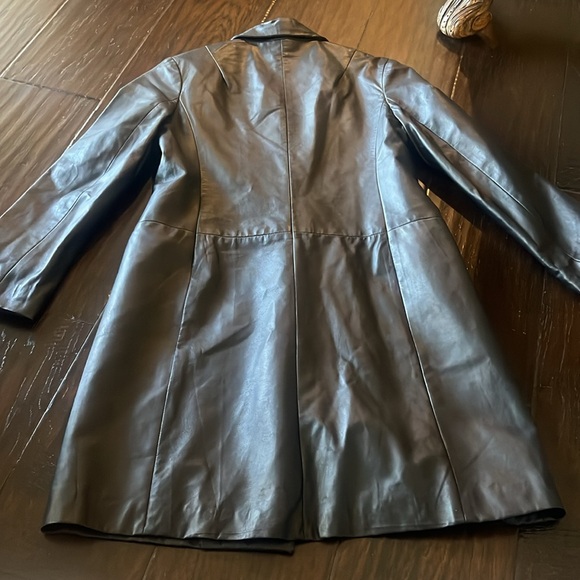 Vintage black leather jacket/coat with goldtone and pearl button - Picture 4 of 6